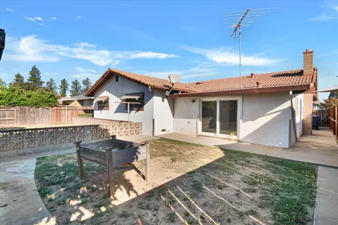 Exterior - 300 Brian Ln, Turlock, CA 95382 photo 5 of 5
