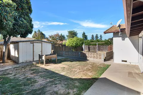Exterior - 300 Brian Ln, Turlock, CA 95382 photo 4 of 5