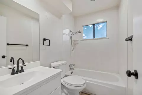 Bath - 1901 Milpas Ln, Modesto, CA 95355 photo 1 of 1