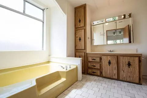 Bath - 22168 E Milton Rd, Linden, CA 95236 photo 1 of 1
