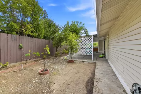 Exterior - 5905 Lucinda Ln, Carmichael, CA 95608 photo 5 of 11