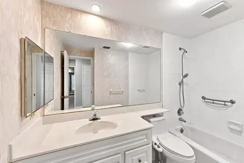 Bath - 5905 Lucinda Ln, Carmichael, CA 95608 photo 1 of 5