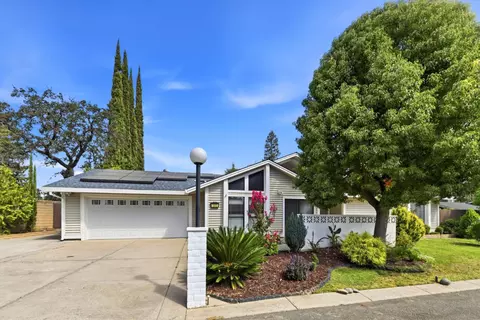 Exterior - 5905 Lucinda Ln, Carmichael, CA 95608 photo 2 of 11