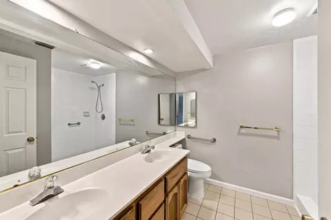 Bath - 5905 Lucinda Ln, Carmichael, CA 95608 photo 3 of 5