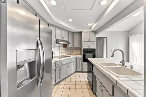 Kitchen - 5905 Lucinda Ln, Carmichael, CA 95608 photo 3 of 6