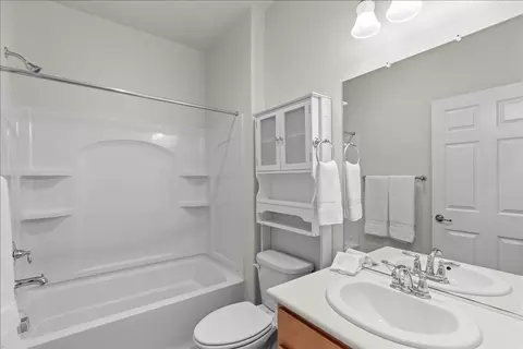 Bath - 2636 Glen Echo Ln, Manteca, CA 95336 photo 2 of 2