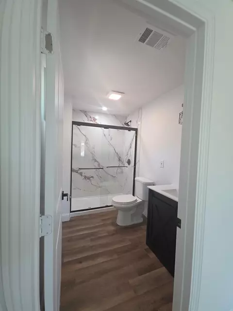 Bath - 2347 E Alpine Ave, Stockton, CA 95205 photo 2 of 3