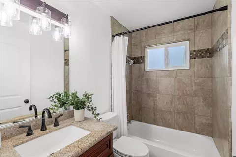 Bath - 3033 Radnor Way, Modesto, CA 95350 photo 2 of 3