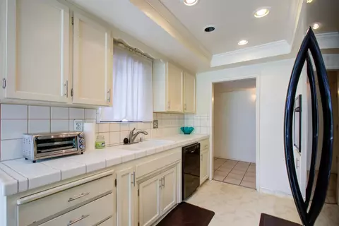 Kitchen - 3324 Colonial Dr, Modesto, CA 95350 photo 4 of 6