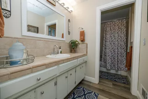 Bath - 404 W Rumble Rd, Modesto, CA 95350 photo 3 of 5