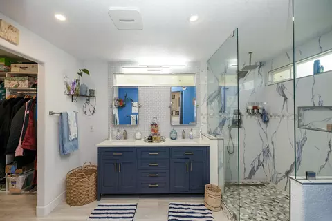 Bath - 404 W Rumble Rd, Modesto, CA 95350 photo 2 of 5