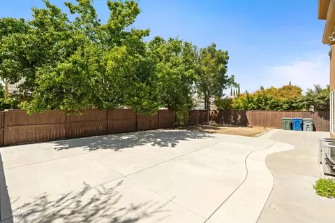 Exterior - 2454 Kaweah Ave, Clovis, CA 93619 photo 9 of 11