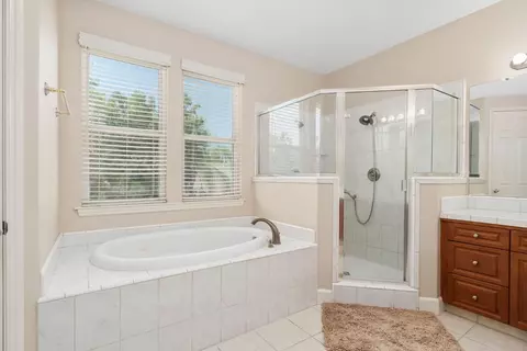 Bath - 2454 Kaweah Ave, Clovis, CA 93619 photo 5 of 6