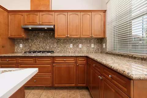Kitchen - 2454 Kaweah Ave, Clovis, CA 93619 photo 3 of 6