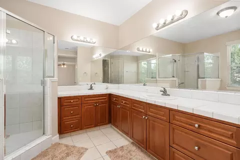 Bath - 2454 Kaweah Ave, Clovis, CA 93619 photo 4 of 6