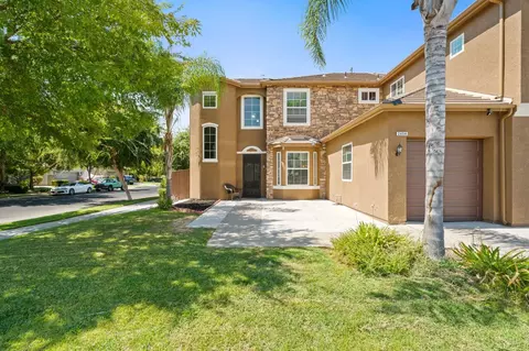 Exterior - 2454 Kaweah Ave, Clovis, CA 93619 photo 3 of 11
