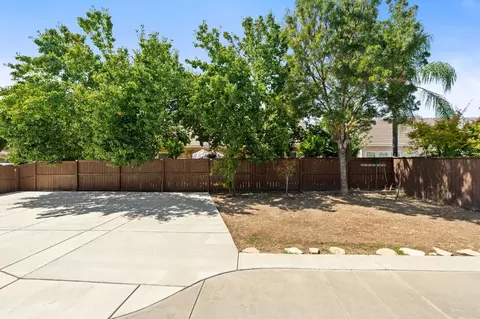Exterior - 2454 Kaweah Ave, Clovis, CA 93619 photo 4 of 11