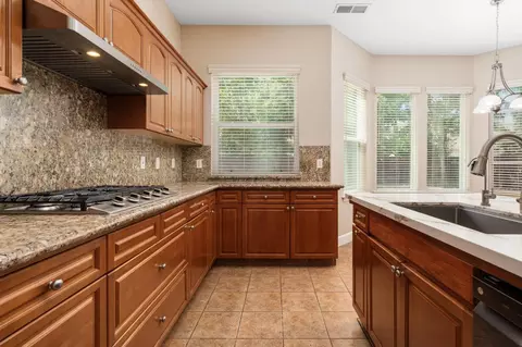 Kitchen - 2454 Kaweah Ave, Clovis, CA 93619 photo 5 of 6