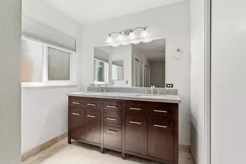 Bath - 1890 Ashland Dr, Tracy, CA 95376 photo 3 of 3