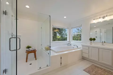 Bath - 619 Mockingbird Pl, Davis, CA 95616 photo 2 of 5