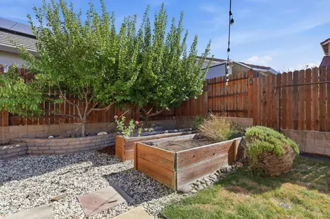 Exterior - 821 Stage Stop Loop, Rocklin, CA 95765 photo 7 of 9