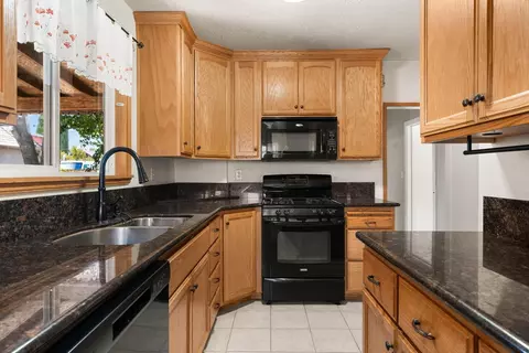 Kitchen - 418 W Laurel St, Willows, CA 95988 photo 3 of 5