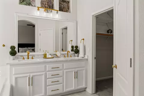 Bath - 5730 Chaffey Ln, Carmichael, CA 95608 photo 2 of 8
