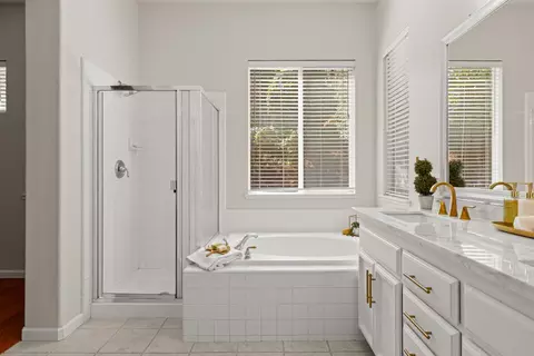 Bath - 5730 Chaffey Ln, Carmichael, CA 95608 photo 3 of 8