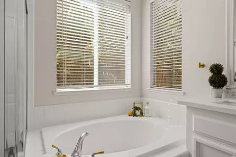 Bath - 5730 Chaffey Ln, Carmichael, CA 95608 photo 5 of 8