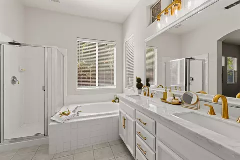 Bath - 5730 Chaffey Ln, Carmichael, CA 95608 photo 4 of 8