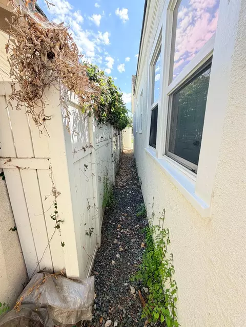 Exterior - 113 Walden St, Modesto, CA 95354 photo 14 of 19