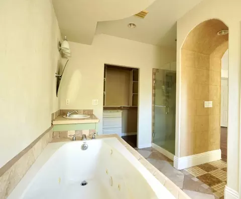 Bath - 1032 Carpinteria Dr, Galt, CA 95632 photo 5 of 6
