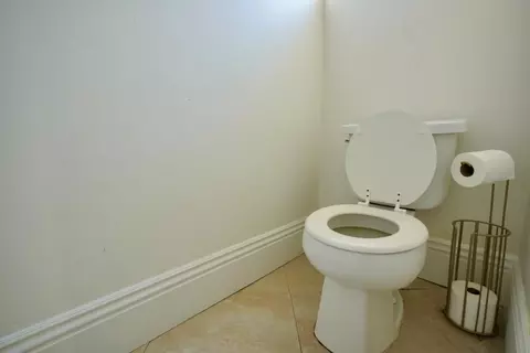 Bath - 1032 Carpinteria Dr, Galt, CA 95632 photo 6 of 6