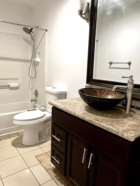 Bath - 1032 Carpinteria Dr, Galt, CA 95632 photo 1 of 6