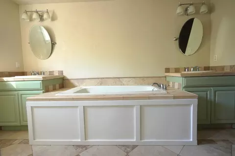 Bath - 1032 Carpinteria Dr, Galt, CA 95632 photo 3 of 6