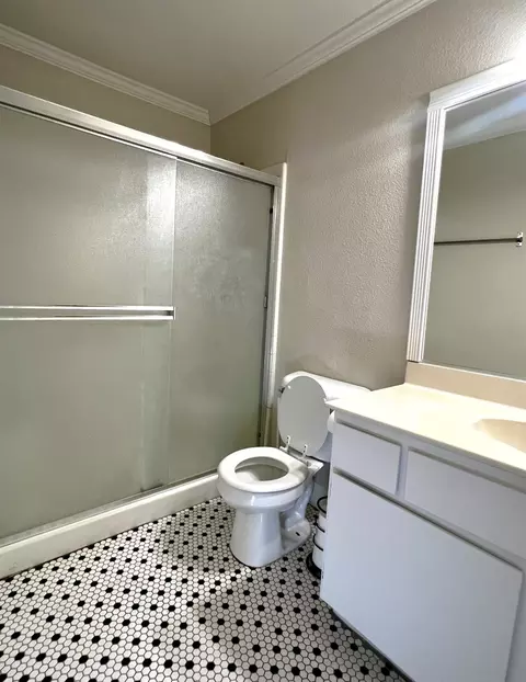 Bath - 1032 Carpinteria Dr, Galt, CA 95632 photo 2 of 6