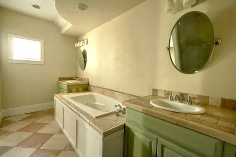 Bath - 1032 Carpinteria Dr, Galt, CA 95632 photo 4 of 6