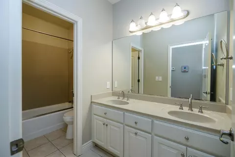 Bath - 2505 Nathaniel Ct, Escalon, CA 95320 photo 4 of 5