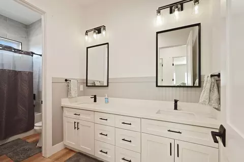 Bath - 16464 Fox Rd, Lodi, CA 95240 photo 6 of 6