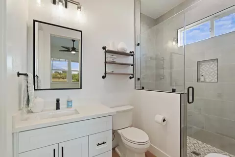 Bath - 16464 Fox Rd, Lodi, CA 95240 photo 4 of 6