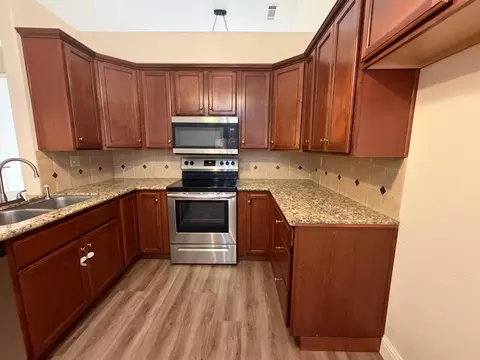 Kitchen - 523 Chesterfield Dr, Patterson, CA 95363 photo 3 of 4
