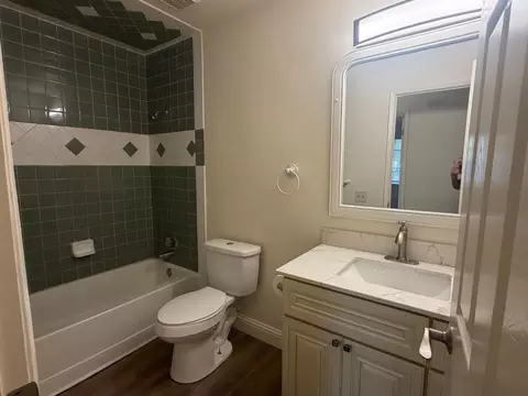 Bath - 523 Chesterfield Dr, Patterson, CA 95363 photo 1 of 2