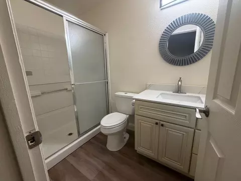 Bath - 523 Chesterfield Dr, Patterson, CA 95363 photo 2 of 2