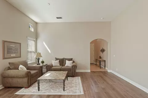 Living - 3108 Collingham Dr, Modesto, CA 95355 photo 2 of 5