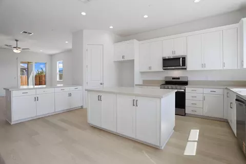 Kitchen - 2298 Dilip Dr, Manteca, CA 95337 photo 4 of 7