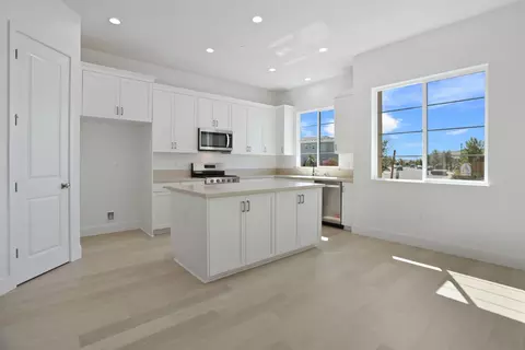 Kitchen - 2298 Dilip Dr, Manteca, CA 95337 photo 3 of 7