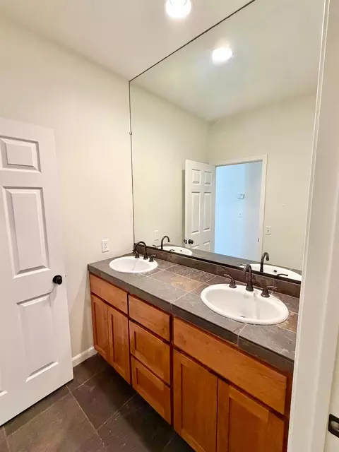 Bath - 3868 Central Ave, Ceres, CA 95307 photo 5 of 5