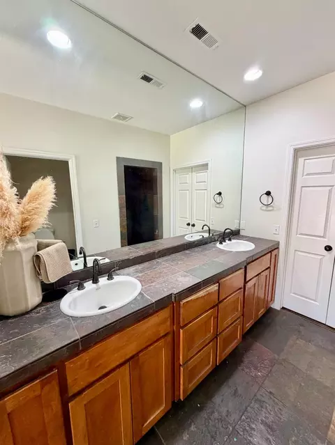 Bath - 3868 Central Ave, Ceres, CA 95307 photo 3 of 5