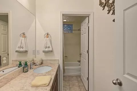 Bath - 236 Preakness Cir, Manteca, CA 95337 photo 2 of 10
