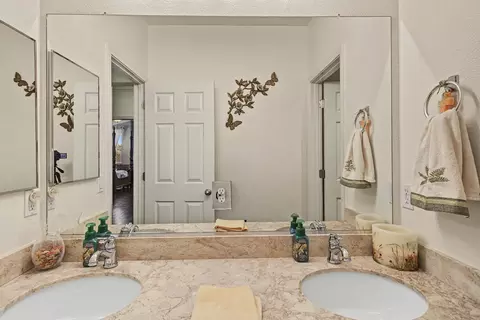 Bath - 236 Preakness Cir, Manteca, CA 95337 photo 4 of 10